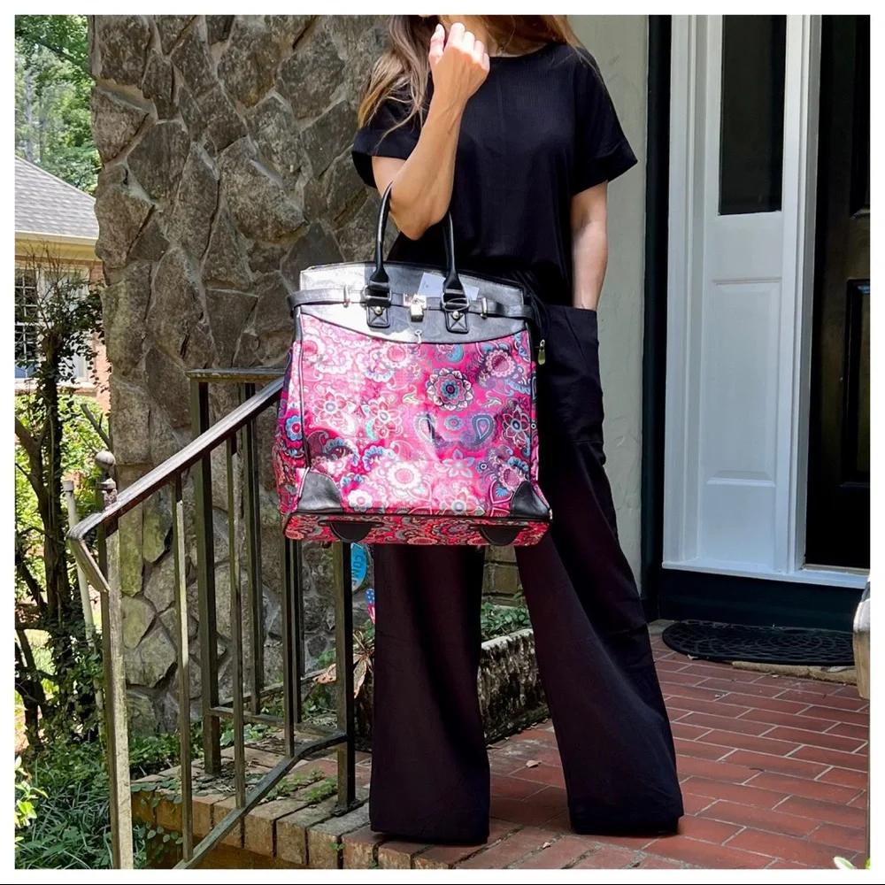 The Perfect Must Have Chic Stylish Travel Roll Bag - Picture 3 of 10